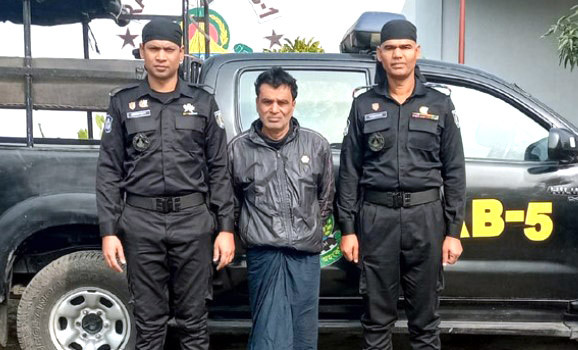 বিদেশি অস্ত্র ও গুলিসহ গ্রেফতার ১